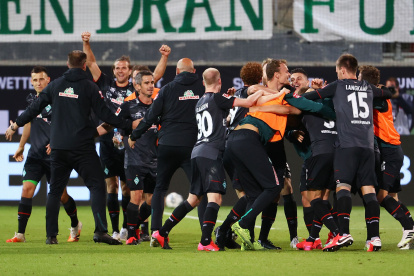 Los jugadores del Werder Bremen celebran la permanencia en la primera categoría de Alemania.

 FBL-GER-BUNDESLIGA-RELEGATION-HEIDENHEIM-BREMEN