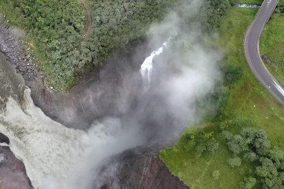 La imagen difundida por Petroecuador el 3 de junio pasado mostraba el avance del proceso erosivo del río Coca y el riesgo para la carretera paralela.