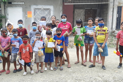 Los niños de la fundación recibieron los primeros libros impresos en los que se difunden sus valores.