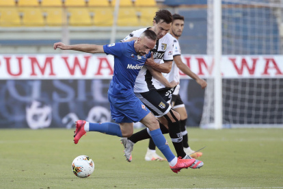 Franck Ribéry, atacante francés de la Fiorentina, disputa una pelota frente a un elemento del Parma.