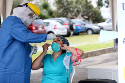 Pruebas. Médicos de la Universidad Espíritu Santo de Guayaquil aplican pruebas PCR desde ayer, en Quito.