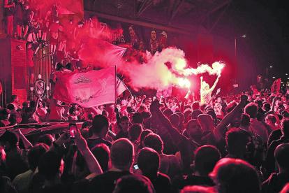 Los hinchas del Liverpool se olvidaron de la pandemia y salieron a las calles a festejar el título.