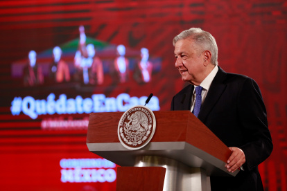 El presidente de México, Andrés Manuel López Obrador, habla durante su conferencia matutina este martes en el Palacio Nacional, en Ciudad de México (México). EFE/Jorge Núñez