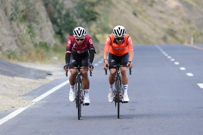 Jhonatan Narváez y Richard Carapaz serán los primeros en viajar a España.