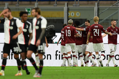 Los jugadores del AC Milan celebran durante la victoria sobre la Juventus.

 FBL-ITA-SERIEA-AC MILAN-JUVENTUS-HEALTH-VIRUS