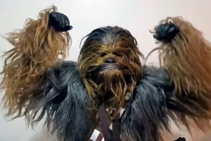 Con un fanático vestido de Chewbacca inicia el video de la orquesta.