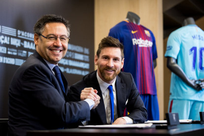Lionel Messi junto al presidente catalán Josep Maria Bartomeu en una de las renovaciones con los blaugranas.