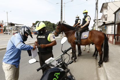 Control. Policías de la Unidad de Equitación y Remonta Santiago de Guayaquil realiza un operativo en el cerro de Las Cabras, en Durán.