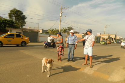 La obra. La iniciaron hace cinco años y desde entonces no la han terminado. Solo en un carril está construida.