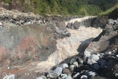 La imagen, facilitada por Alfredo Carrasco, muestra el avance del proceso de erosión del río Coca en los primeros días de julio de 2020