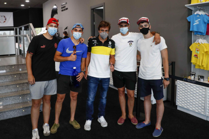 El piloto Fernando Alonso (c) posa con un grupo de aficionados este miércoles en el museo que tiene en el municipio asturiano de Llanera.