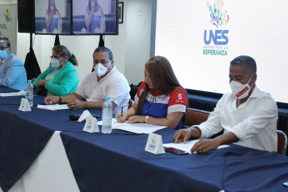 Ocho organizaciones entre sociales y políticas firmaron el acuerdo de constitución del frente.