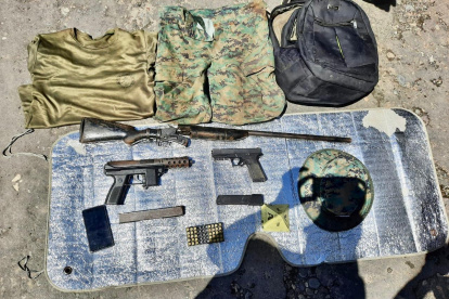 Miembros de Fuerzas Amadas encuentarn armas durante una operación de control.