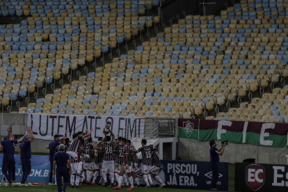 Los jugadores de Fluminense celebran con la tribuna vacía por la pandemia.