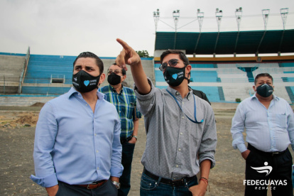 Roberto Ibáñez (i), presidente de Fedeguayas, realizó un recorrido para constantar el estado de los escenarios que administra dicha entidad.