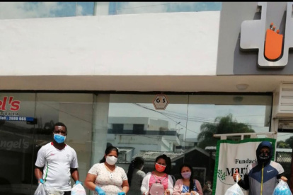 Las personas de escasos recursos acuden, previa cita, a recibir los pañales en la fundación.