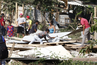 Moradores del sector, reunidos tras la acción de la