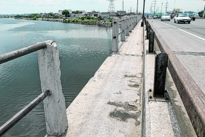 Los robos de los hierros en el segundo puente de la Perimetral ponen en riesgo a los peatones.