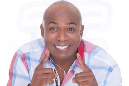 Richard Barker ha expuesto su versatilidad como actor y conductor de televisión.