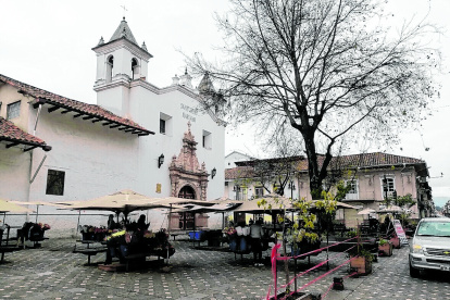 Sitio. La plazoleta de las Flores está muy cerca de varios templos católicos.