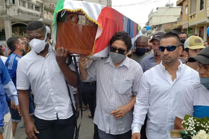 Iván Hurtado, Kléber Fajardo, Vidal Pachito y Augusto Poroso cargaron el ataúd con los restos de Dannes Coronel.