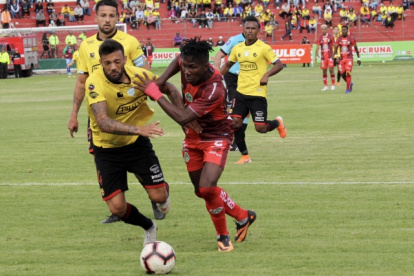 Adonis Preciado (d) le causó mucho daño a la defensa de Barcelona. Hoy ya está confirmado en el Ídolo.