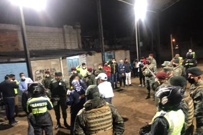 Los militares y agentes metropolitanos encontraron decenas de libadores en las esquinas de las calles en el sur de Quito.