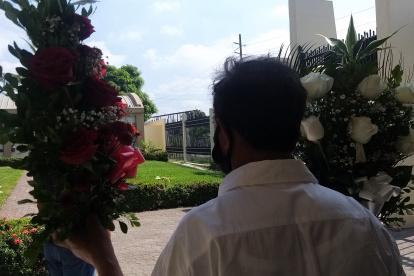 Familiares no han podido enterrar a los fallecidos en la emergencia que ya fueron identificados.