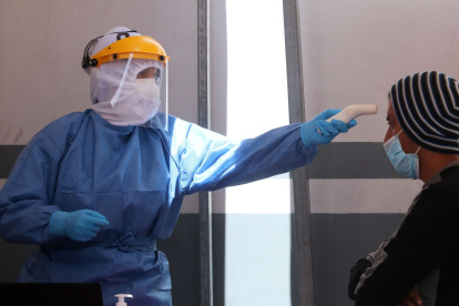 Operadores del transporte público de Quito son revisados antes de reingresar a sus labores.