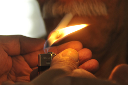 Una persona fuma un cigarrillo de tabaco hoy, martes 31 de mayo de 2017, en Ciudad de México, en el marco del día mundial sin tabaco. México no ha logrado integrar una política pública nacional que impulse el tratamiento de los fumadores y, también, ha fallado en la atención a fumadores ocasionales. EFE/Mario Guzmán