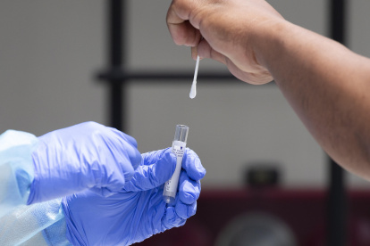 Chelsea (United States), 10/07/2020.- A resident places his Covid-19 test into a container at a pop up testing site at in Chelsea Square in Chelsea, Massachusetts, USA 10 July 2020. Massachusetts Governor Charlie Baker has launched a strategic testing program in communities across Massachusetts that have continued to see a higher number of residents testing positive for COVID-19 including the city of Chelsea. (Estados Unidos) EFE/EPA/CJ GUNTHER USA PANDEMIC CORONAVIRUS COVID19 TESTING