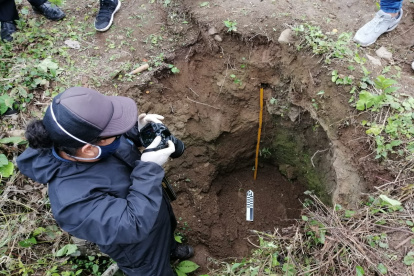 Excavación. El arqueólogo Byron Vega hizo una exploración del terreno para confirmar los hallazgos.