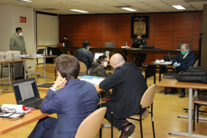 Diligencia. Stalin Oviedo (derecha) defiende al exsecretario de la Senain.