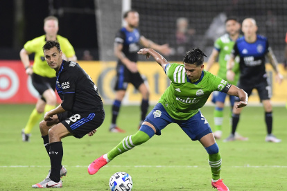 Xavier Arreaga (d), defensa ecuatoriano de los Sounders de Seattle, domina un balón en el duelo de la MLS.

== FOR NEWSPAPERS, INTERNET, TELCOS & TELEVISION USE ONLY ==

 MLS-SOC-SPO-SEATTLE-SOUNDERS-FC-V-SAN-JOSE-EARTHQUAKES---MLS-IS-