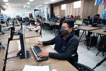 Unas 46 personas realizan la verificación de firmas en las instalaciones del COSFA, en el norte de Quito.