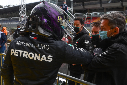 Lewis Hamilton celebra su victoria en las clasificaciones, por lo que saldrá primero en el Gran Premio