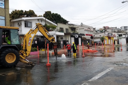 Reparación de tubería rota a la altura de la calle Segunda y Guayacanes, en Urdesa central.