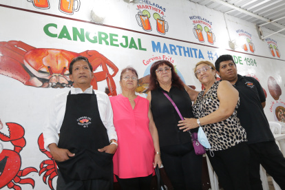 En el centro del grupo, Martha Vilaña, la fundadora de los cangrejales, acompañada de parte de sus parientes, que también tienen locales en Sauces.