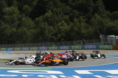 Los dos coches de Ferrari chocaron en el inicio mismo del Gran Premio.