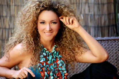 Erika también es actriz, productora y presentadora de televisión.