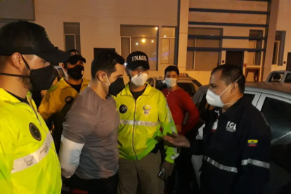 Derechos. El fiscal César Suárez le leyó los derechos a Muñoz, tras ser detenido por agentes de la Unase.