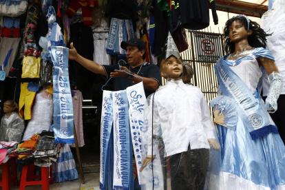 En los exteriores de su local, Vicente Tigua ofrece trajes típicos y cintas a bajo precio, pero tiene poca venta en comparación con julio del año pasado. Desde octubre, el negocio trabaja a media llave.