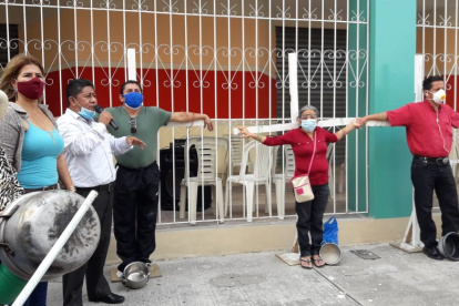 Hecho. Este 13 de julio, los docentes se instalaron en los exteriores de la UNE para protestar y exigir a Educación el pago de sus sueldos.
