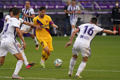 Lionel Messi (c) en acción, en el partido de Barcelona ante el Real Valladolid.