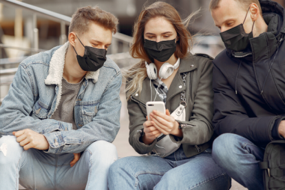 Un software permite verificar la identidad de un usuario con el rostro parcialmente tapado.