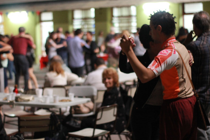 BUENOS AIRES. Es un centro educativo privado, pero desde su fundación en 1991 por la pareja de bailarines Gloria y Rodolfo Dinzel, es conocido como "Universidad del Tango".