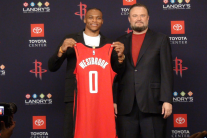 El base Russell Westbrook (i) llegó al equipo de Houston en este mismo mes pero del año pasado. Hoy puede perderse los playoffs por la pandemia
