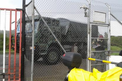 Militares custodian las instalaciones de la fábrica de explosivos Explocen en Cotopaxi.