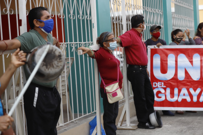 Durante dos horas, tres maestros se ataron con sogas a las cruces de madera.