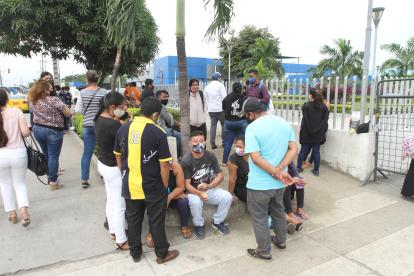 Desde las 08:00 llegaron los familiares a Criminalística a retirar los cuerpos que estuvieron perdidos.